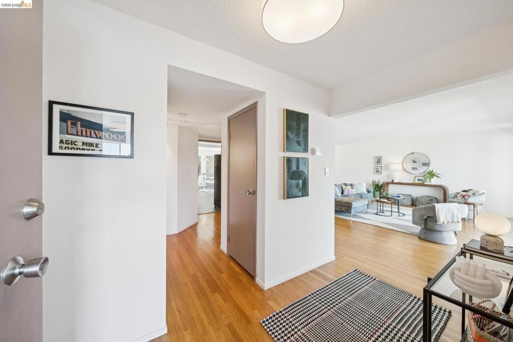 Image 8 of property listing at 2324 Lakeshore Ave 6, Oakland, CA 94606