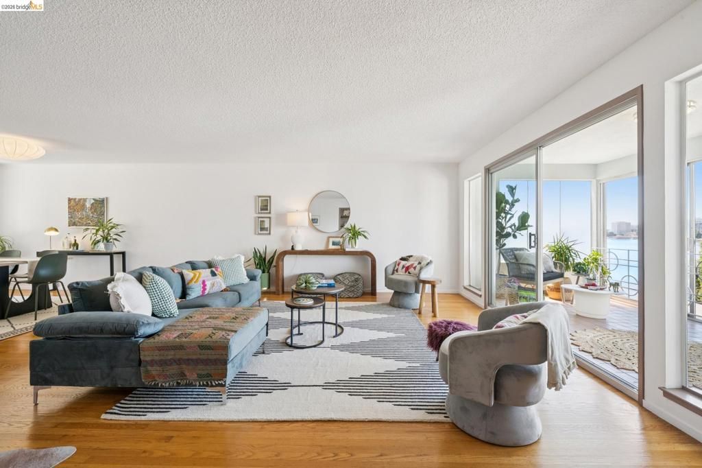 Image 9 of property listing at 2324 Lakeshore Ave 6, Oakland, CA 94606