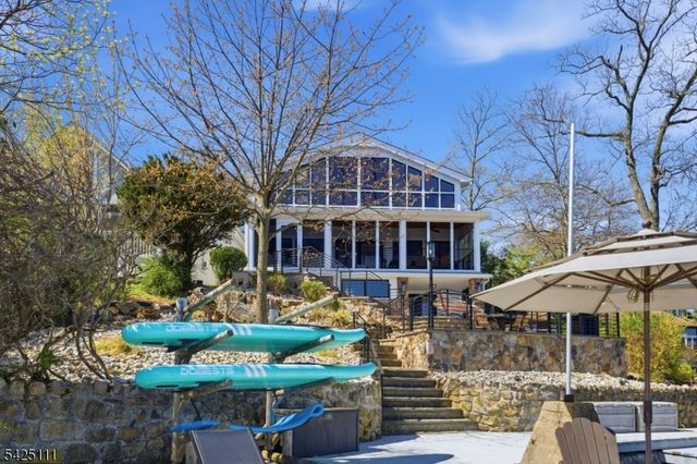 105 Maxim Dr, Hopatcong Boro, NJ 07843