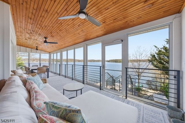 105 Maxim Dr, Hopatcong Boro, NJ 07843