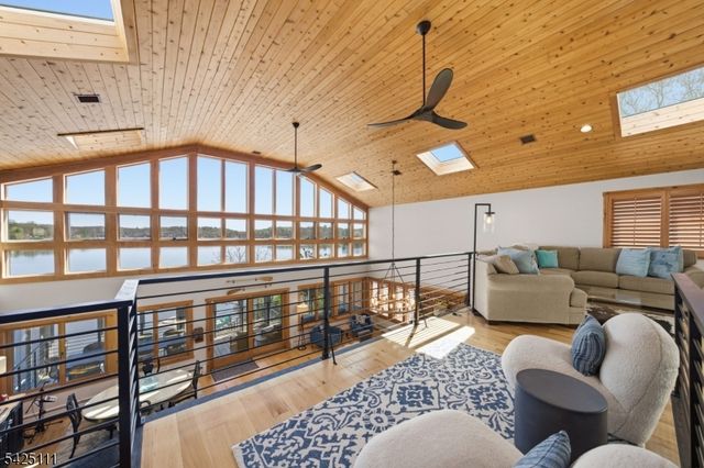 105 Maxim Dr, Hopatcong Boro, NJ 07843