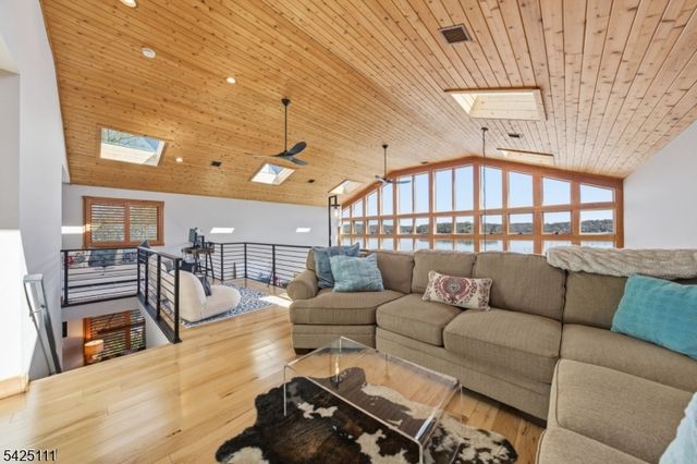 105 Maxim Dr, Hopatcong Boro, NJ 07843