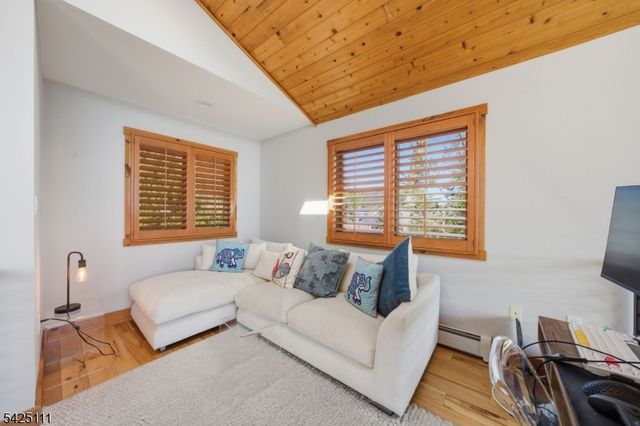 105 Maxim Dr, Hopatcong Boro, NJ 07843