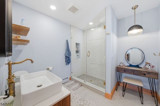 105 Maxim Dr, Hopatcong Boro, NJ 07843