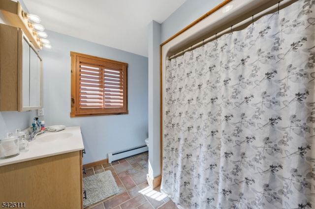 105 Maxim Dr, Hopatcong Boro, NJ 07843