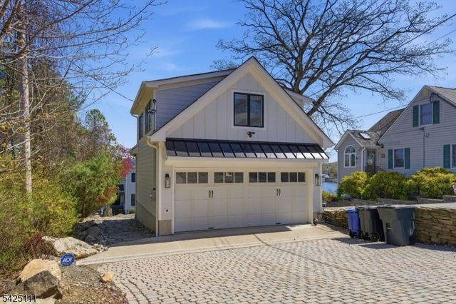 105 Maxim Dr, Hopatcong Boro, NJ 07843