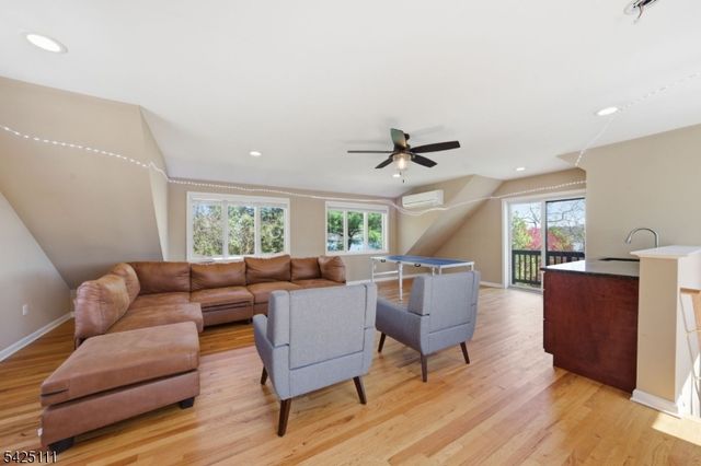 105 Maxim Dr, Hopatcong Boro, NJ 07843