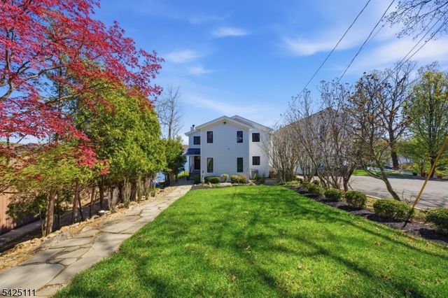 105 Maxim Dr, Hopatcong Boro, NJ 07843