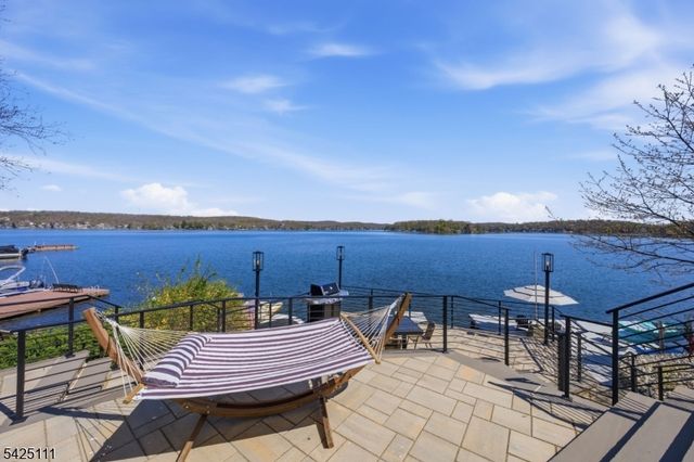 105 Maxim Dr, Hopatcong Boro, NJ 07843