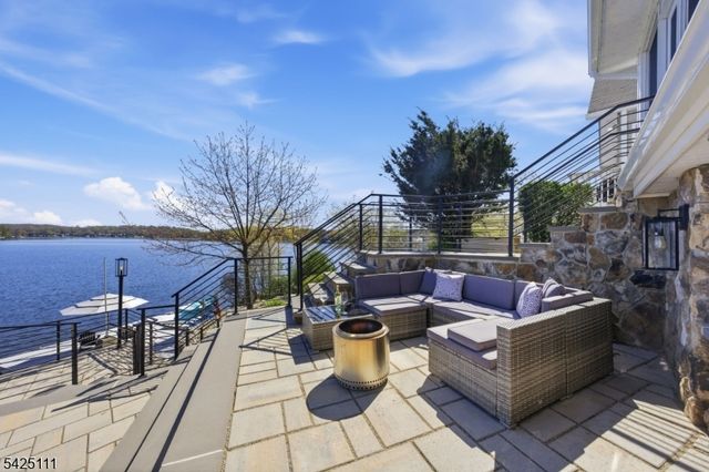 105 Maxim Dr, Hopatcong Boro, NJ 07843