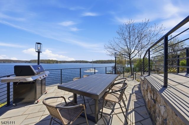 105 Maxim Dr, Hopatcong Boro, NJ 07843