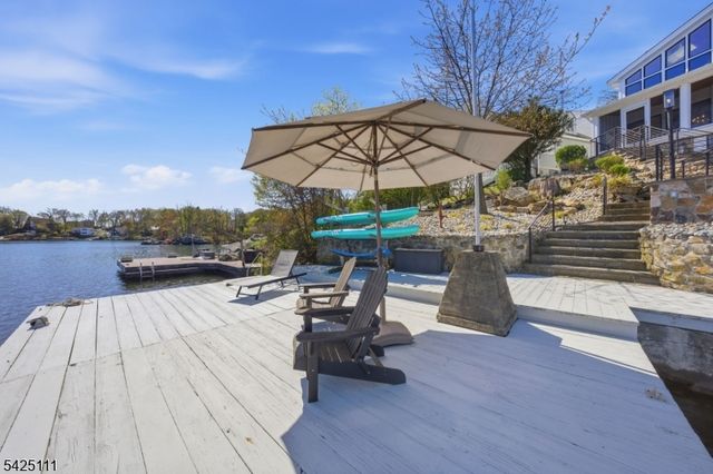 105 Maxim Dr, Hopatcong Boro, NJ 07843