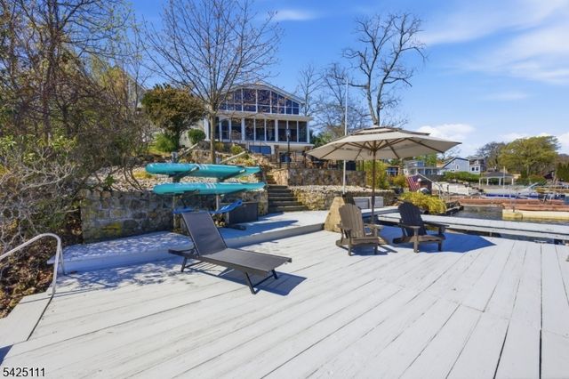 105 Maxim Dr, Hopatcong Boro, NJ 07843
