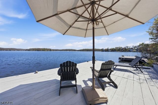 105 Maxim Dr, Hopatcong Boro, NJ 07843