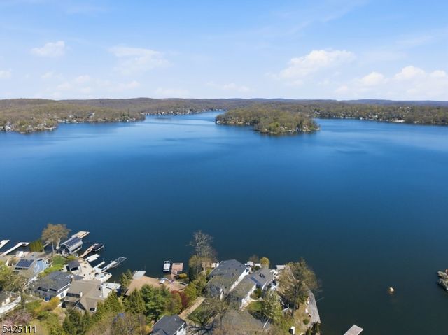 105 Maxim Dr, Hopatcong Boro, NJ 07843
