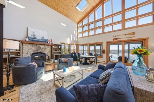 105 Maxim Dr, Hopatcong Boro, NJ 07843