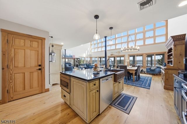 105 Maxim Dr, Hopatcong Boro, NJ 07843