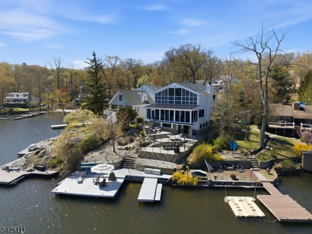105 Maxim Dr, Hopatcong Boro, NJ 07843