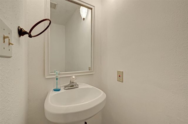 8101 Amelia Road 206, Houston, TX 77055