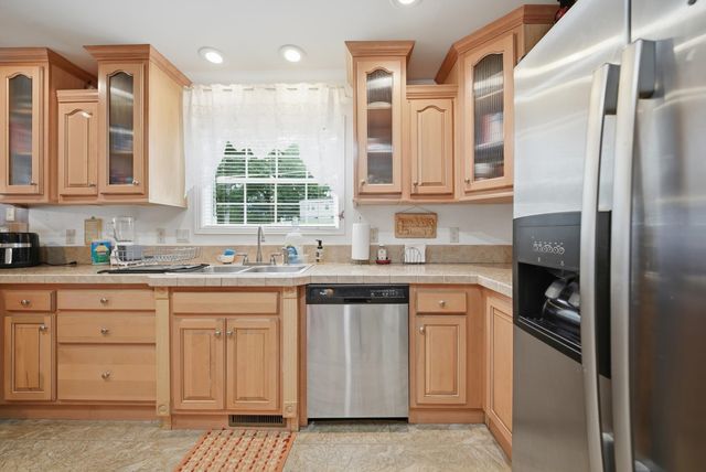 10 Nolet Avenue, Salem, NH 03079