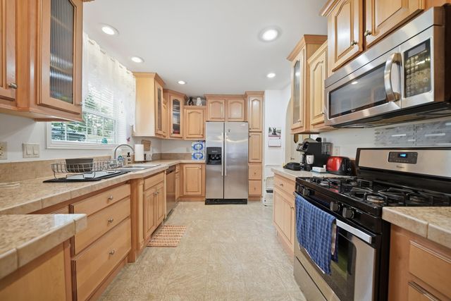 10 Nolet Avenue, Salem, NH 03079