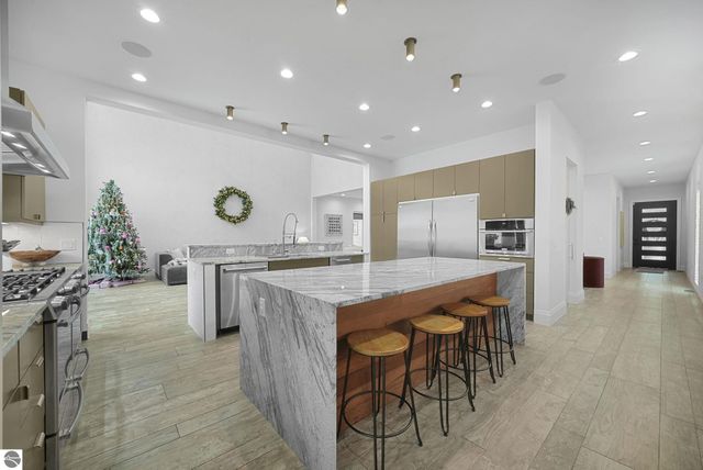 124 N Oak Street, Traverse City, MI 49684