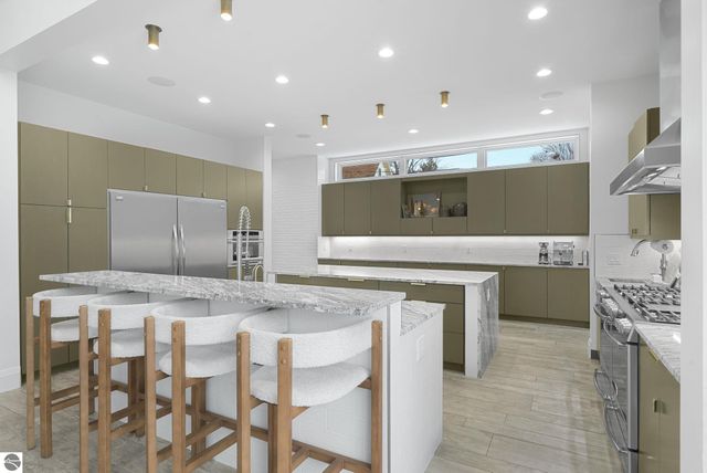 124 N Oak Street, Traverse City, MI 49684