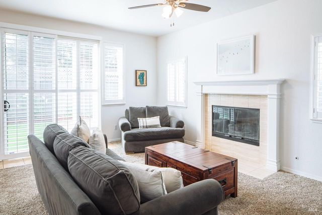 810 Wine Ct, Petaluma, CA 94954