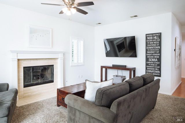 810 Wine Ct, Petaluma, CA 94954