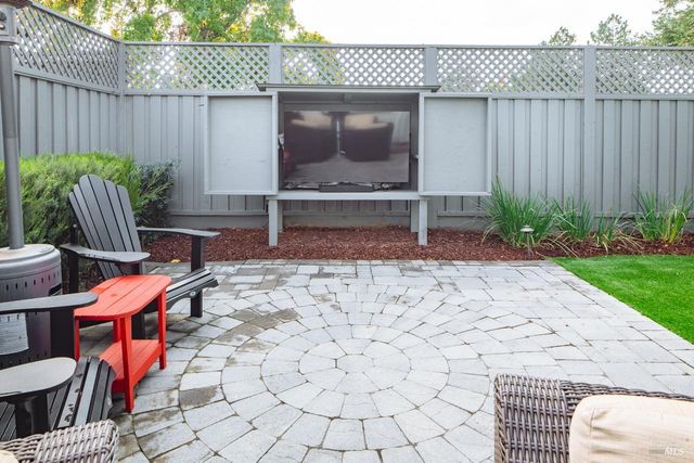 810 Wine Ct, Petaluma, CA 94954