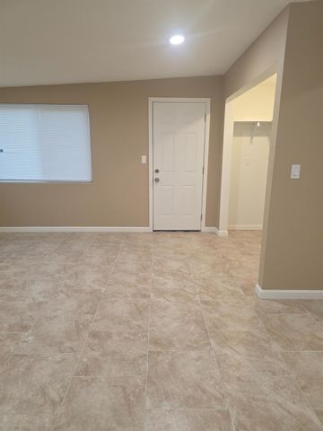 214 N Santa Clara St, Los Banos, CA 93635
