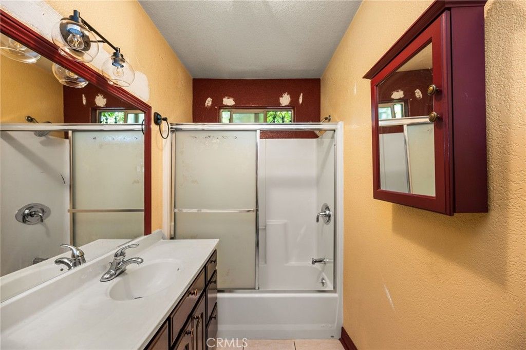 Image 14 of property listing at 1330 E 33rd, Los Angeles, CA 90011