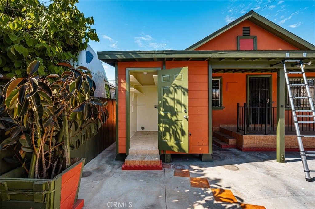 Image 19 of property listing at 1330 E 33rd, Los Angeles, CA 90011