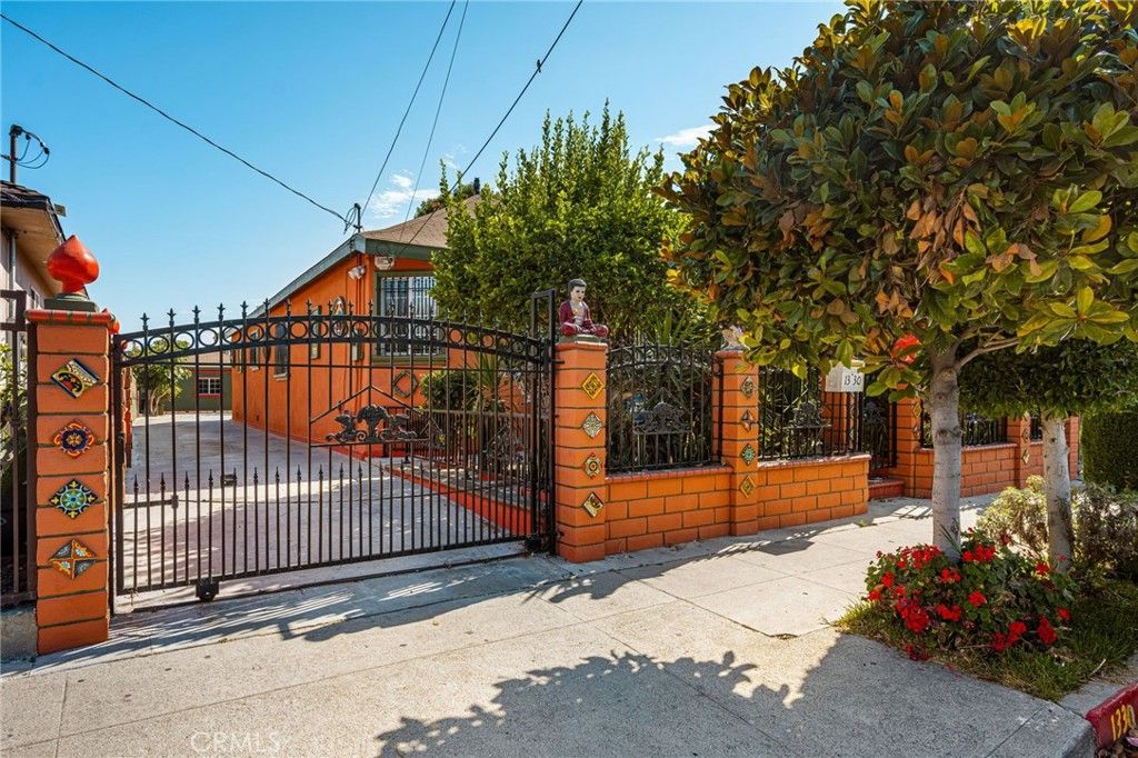 Image 2 of property listing at 1330 E 33rd, Los Angeles, CA 90011