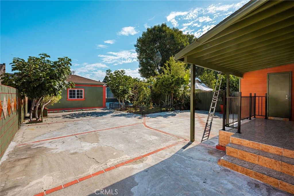 Image 20 of property listing at 1330 E 33rd, Los Angeles, CA 90011