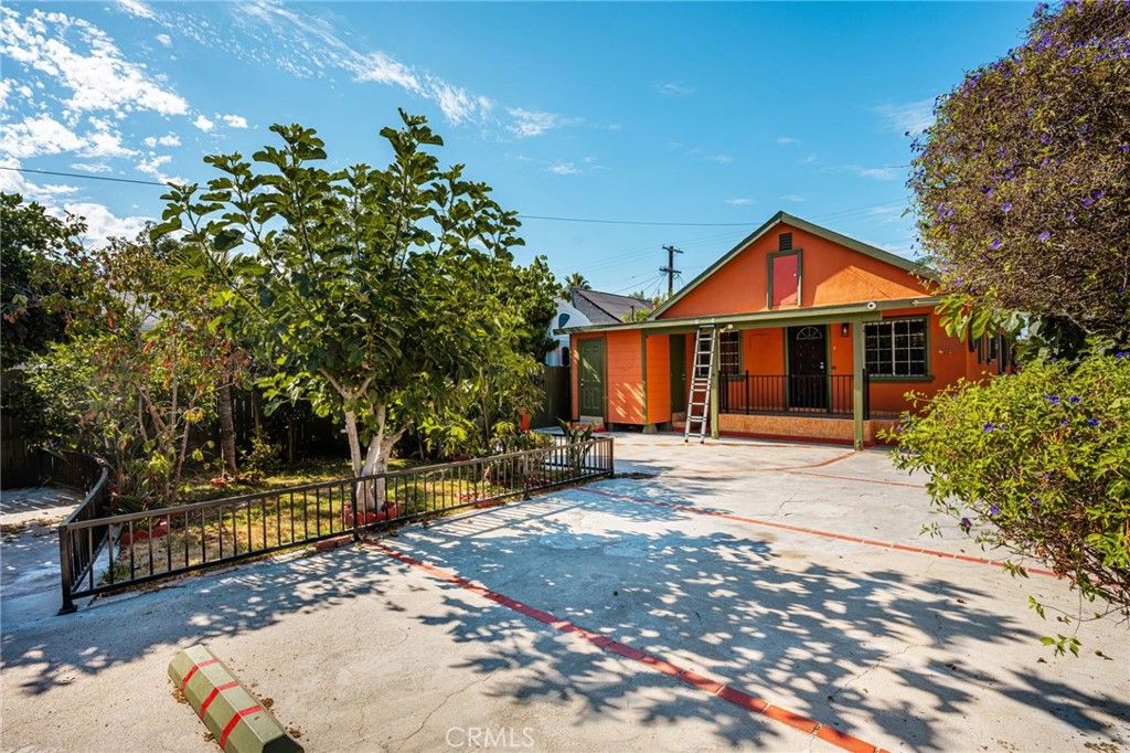 Image 21 of property listing at 1330 E 33rd, Los Angeles, CA 90011
