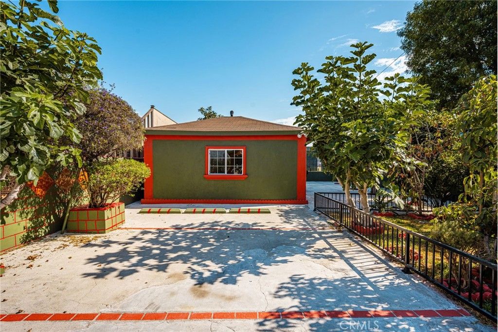 Image 22 of property listing at 1330 E 33rd, Los Angeles, CA 90011