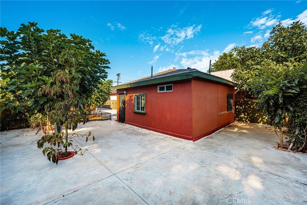 Image 23 of property listing at 1330 E 33rd, Los Angeles, CA 90011