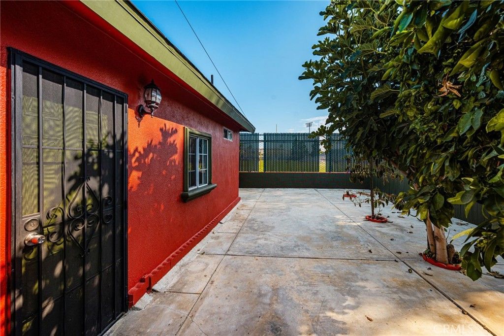 Image 24 of property listing at 1330 E 33rd, Los Angeles, CA 90011
