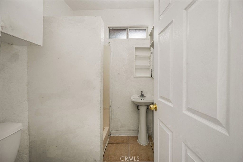Image 29 of property listing at 1330 E 33rd, Los Angeles, CA 90011