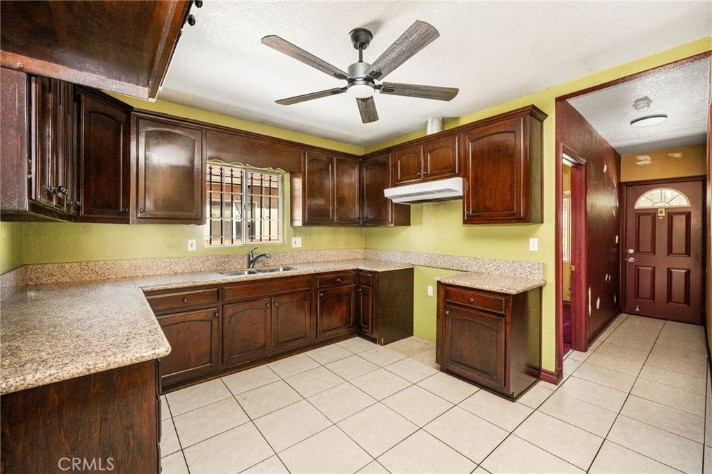 Image 9 of property listing at 1330 E 33rd, Los Angeles, CA 90011