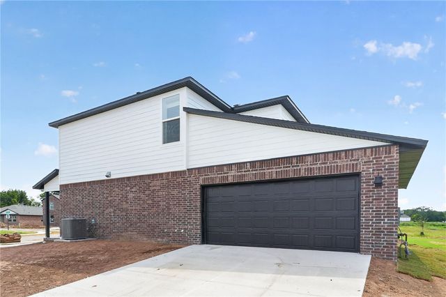 4690 W Buckaroo Street, Fayetteville, AR 72704