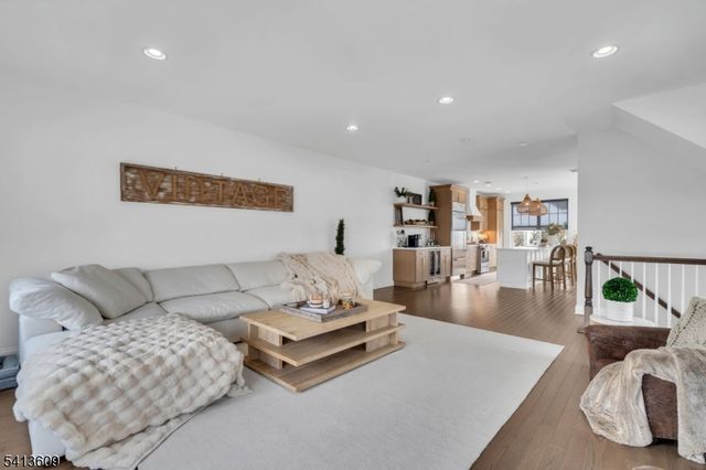 18 Blazingstar Way, Allamuchy Twp., NJ 07840