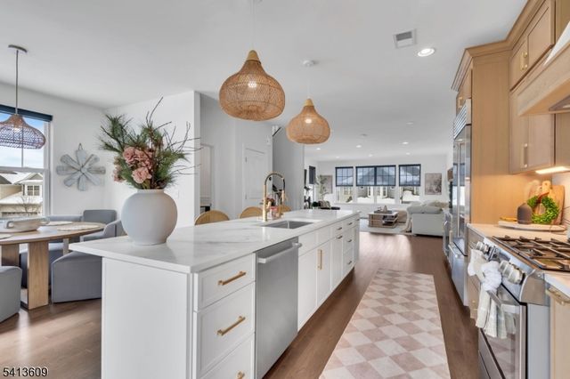 18 Blazingstar Way, Allamuchy Twp., NJ 07840