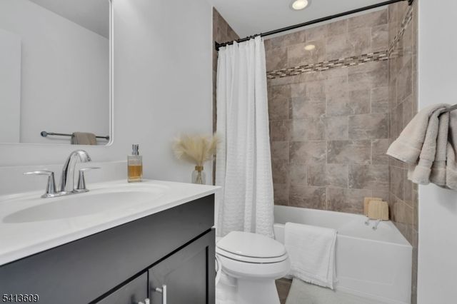 18 Blazingstar Way, Allamuchy Twp., NJ 07840