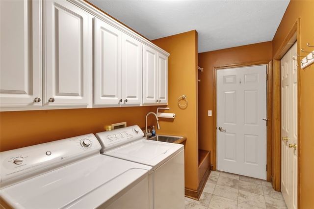 420 Rolling Hills Rd, Economy, PA 15042