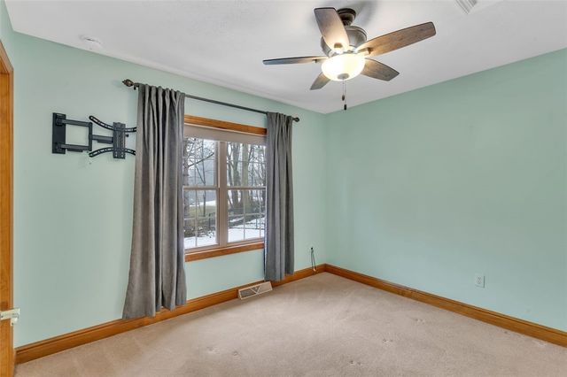 420 Rolling Hills Rd, Economy, PA 15042