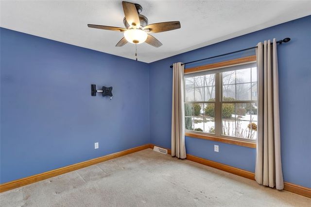 420 Rolling Hills Rd, Economy, PA 15042