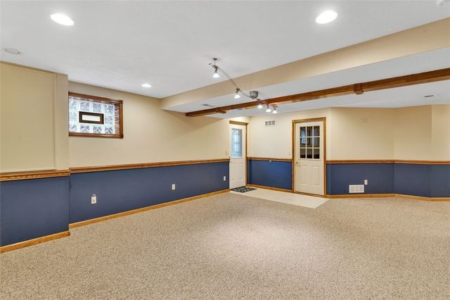 420 Rolling Hills Rd, Economy, PA 15042