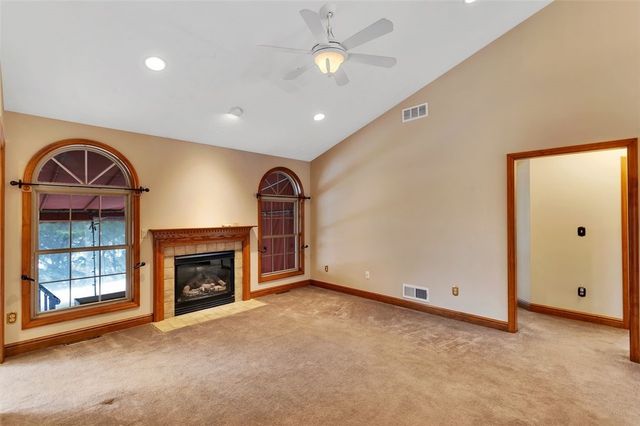 420 Rolling Hills Rd, Economy, PA 15042